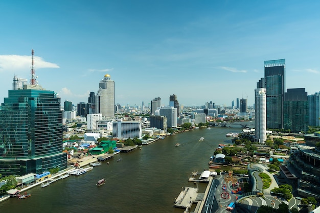 Rio Chao Phraya com ponte Taksin e construção da cidade de Bangkok Tailândia