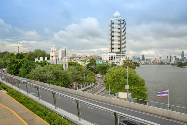 Rio Chao Phraya e vista lateral do rio