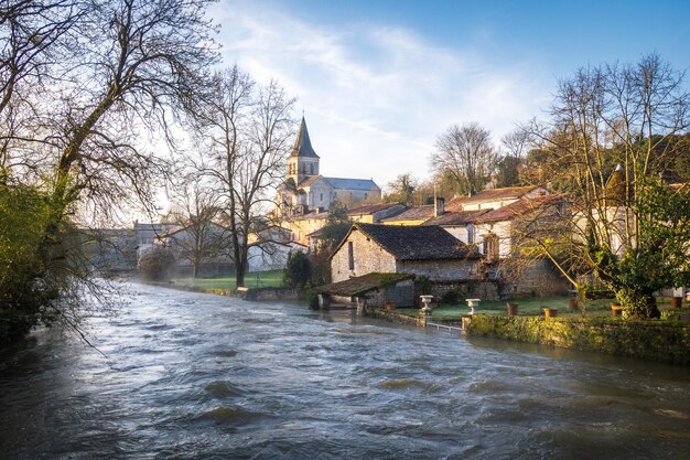 El río Charente en inundación en VerteuilsurCharente Francia