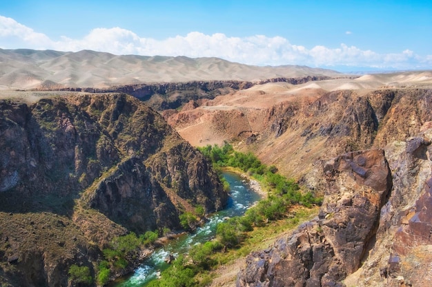 Río Charyn en cañón con rocas en Kazajistán