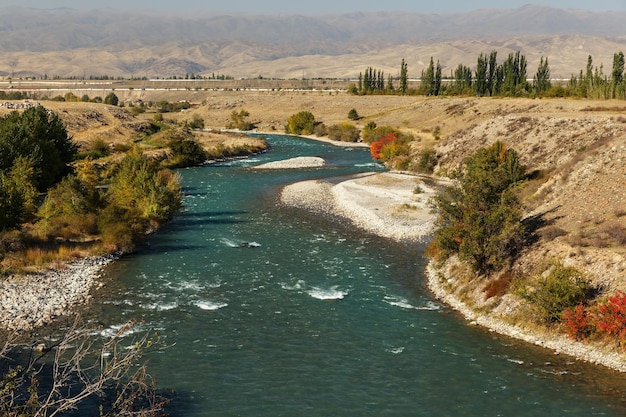 Río chu río de montaña en la provincia de kirguistán chuy