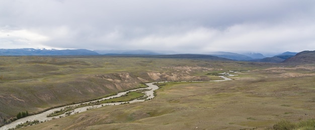 Foto rio chuya e planalto de ukok na parte sul da região de altai montanhas de altai sibéria rússia