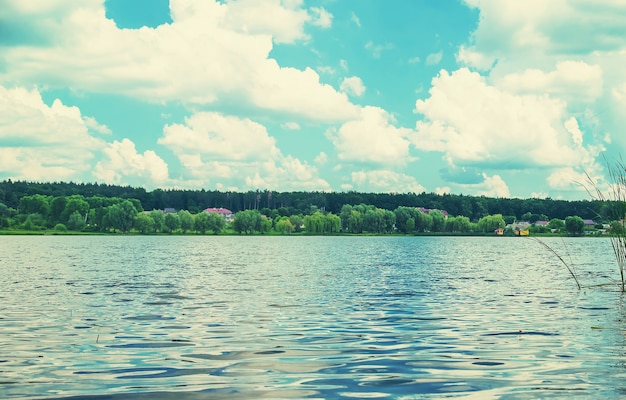 Río y cielo día de verano.