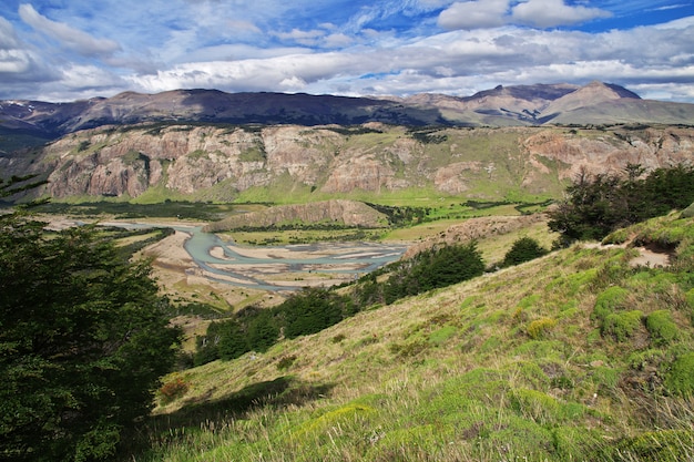 El río cierra Fitz Roy, El Chaltén, Patagonia, Argentina