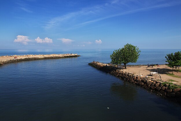 El río en la ciudad de Padang, Indonesia