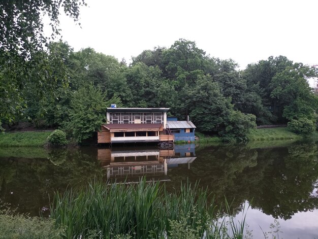 Río en la ciudad durante el verano.