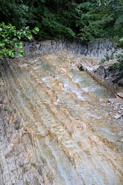 Rio claro com pedras leva em direção às montanhas