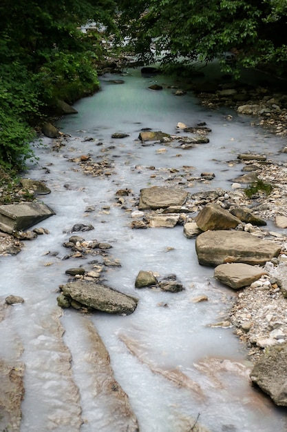 Foto rio com águas brancas fontes minerais em sochi