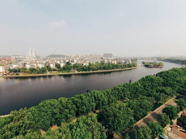 Foto rio com edifícios no fundo