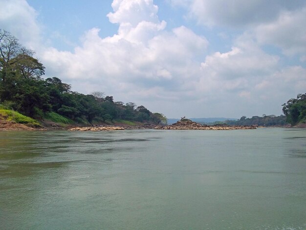 El río como frontera entre México y Guatemala
