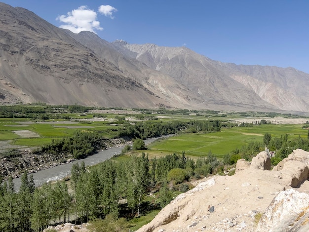 El río como línea fronteriza entre Tayikistán y Afganistán