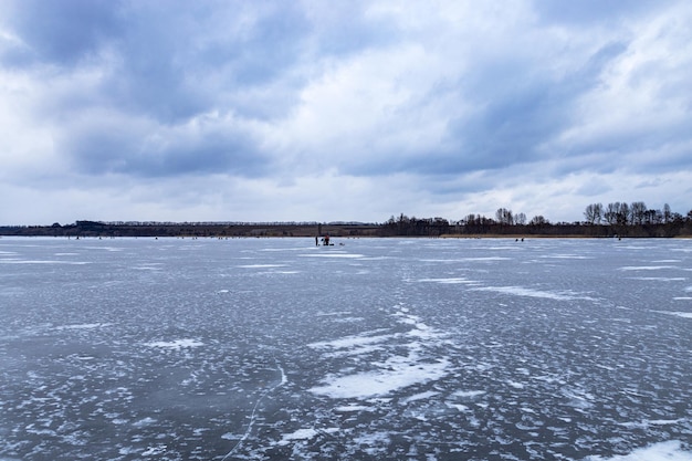 Río congelado cubierto de hielo en el paisaje invernal helado