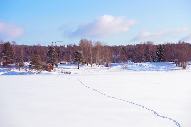 Río congelado con huellas en la nieve en invierno Rovaniemi, Laponia, Finlandia