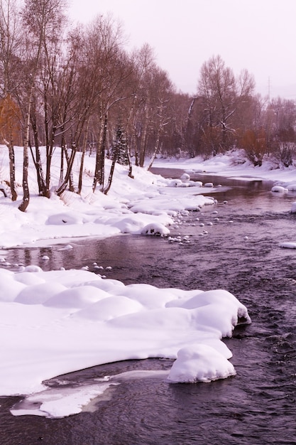 Rio congelado no meio do inverno.