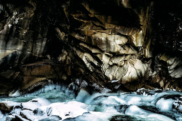 Río congelado de roca y montaña. La textura de las rocas y el hielo.