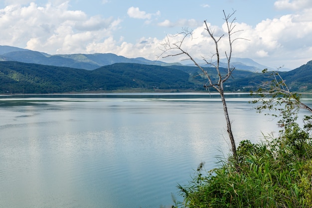 Río contra las montañas y el cielo nublado, Nam na River Lai Chau provincia de Vietnam.