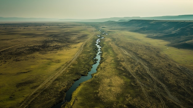 Foto un río corre a través de un campo con montañas en el fondo