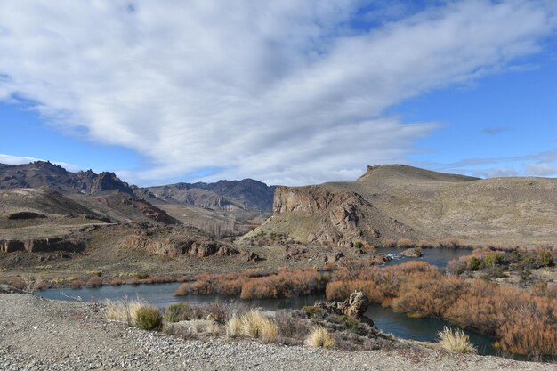 Foto un río corre a través de un cañón con una montaña en el fondo