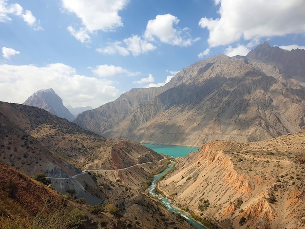 Un río corre a través de las montañas en el desierto.