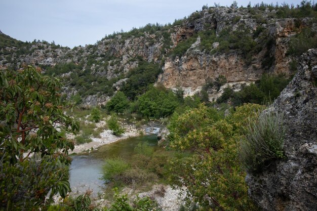 Un río corre a través de las montañas en la distancia.