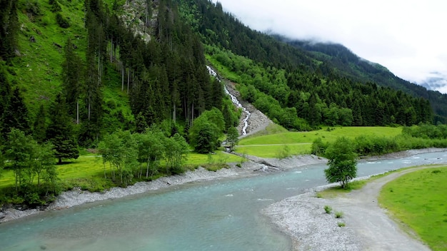 Un río corre a través de las montañas.