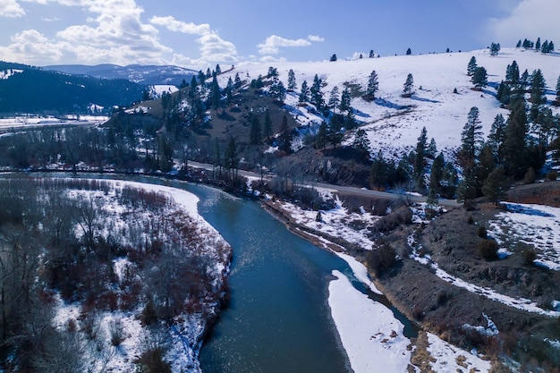 Un río corre a través de un paisaje nevado.