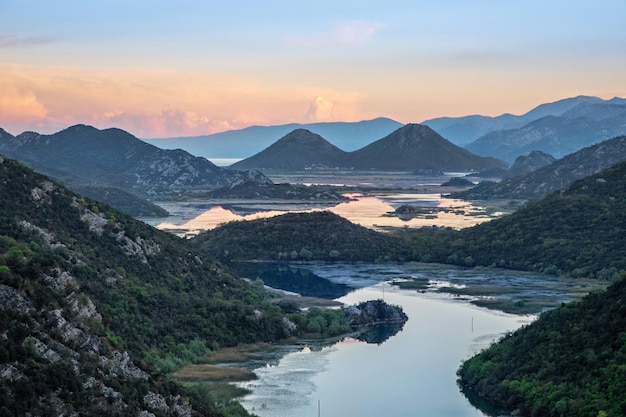 Rio Crnojevica no pôr do sol em Montenegro