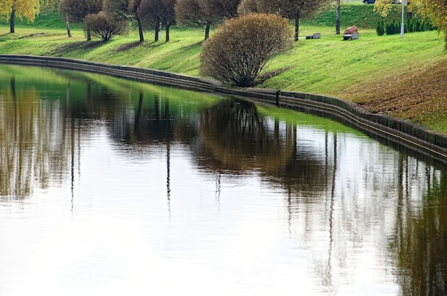 río con curvas de la costa