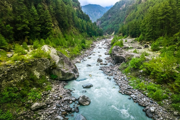 Rio da caminhada do everest