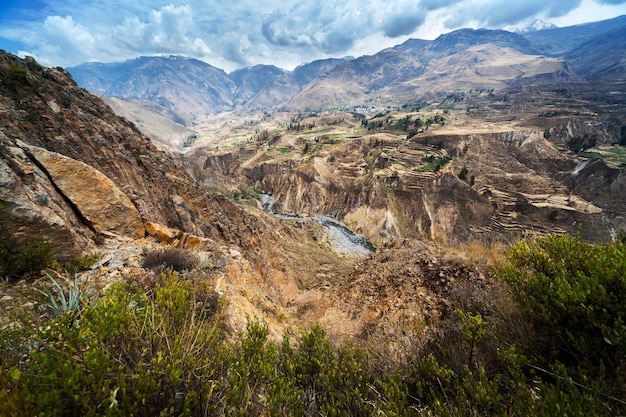 Rio da montanha e o vale