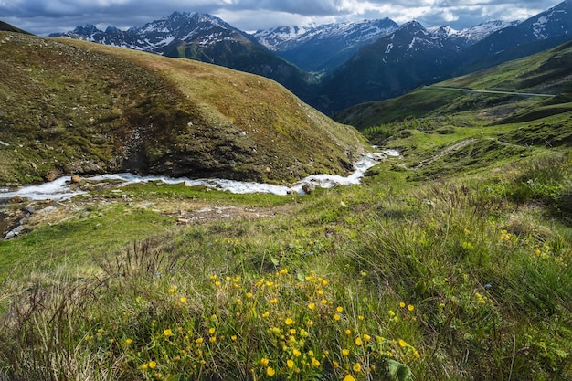 Rio da montanha na passagem Grossglockner Áustria