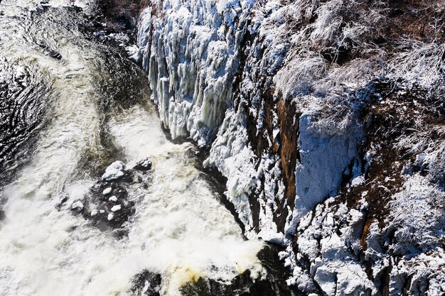 Rio da montanha no inverno