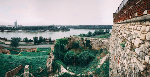 Río Danubio cerca de la fortaleza de Belgrado