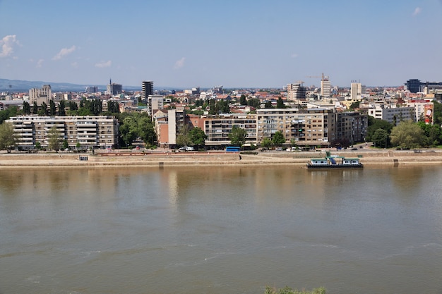 Río Danubio en la ciudad triste de Novi, Serbia