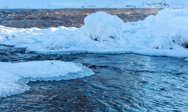 Rio de inverno no frio amargo