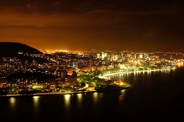 Rio de Janeiro à noite saindo do Pão de Açúcar