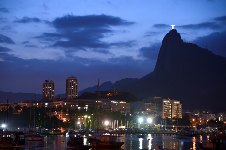 Foto rio de janeiro, brasil - 19 de dezembro de 2017: vista da enseada do botafogo com o cristo redentor ao fundo ao anoitecer