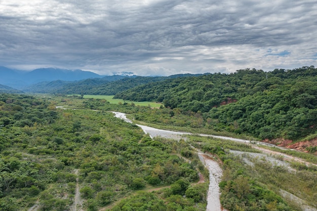 Rio De las conchas na província de Metan, em Salta, Argentina, visto de um drone