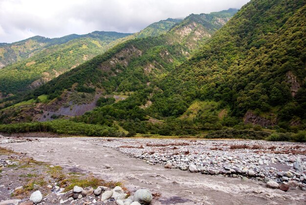 Rio de montanha contra o pano de fundo de belas montanhas e céu