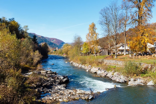 Rio de montanha dos Cárpatos outono Ucrânia