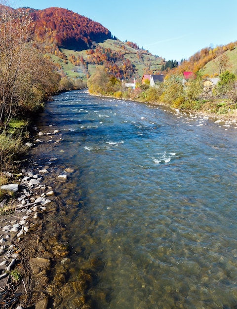 Rio de montanha dos Cárpatos outono Ucrânia