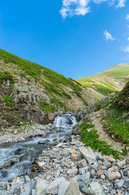 Rio de montanha e geleira em artvin, turquia