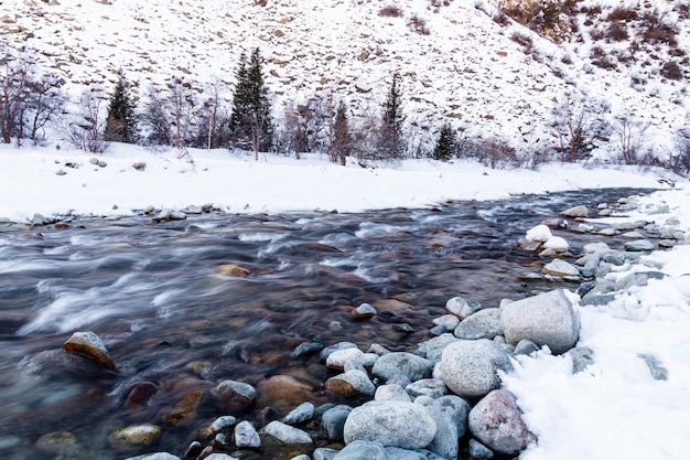 Foto rio de montanha fluindo no inverno