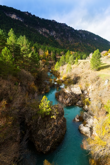 rio de montanha no outono