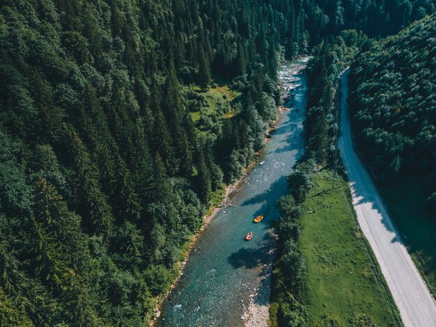 Rio de montanhas, rafting atração extrema no verão. copie o espaço. visão aérea