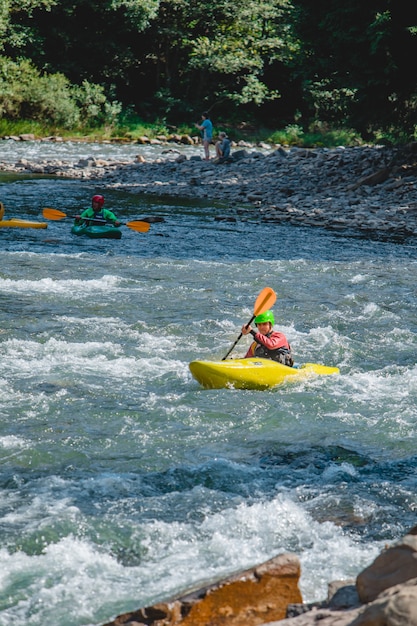 Rio de montanhas rafting atração extrema no verão. copie o espaço