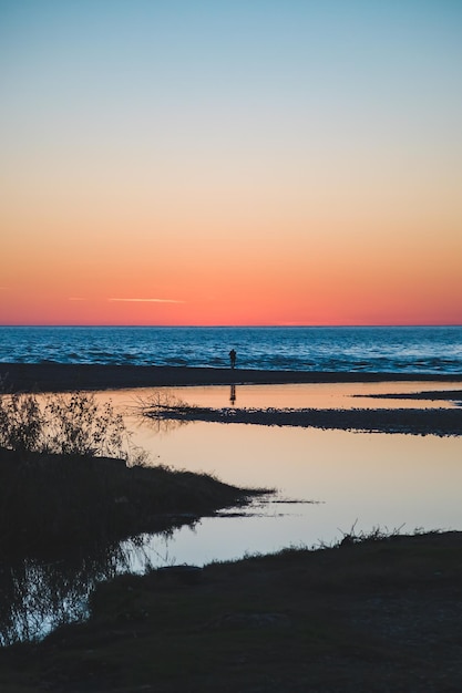 El río desemboca en el mar al atardecer, hermoso.