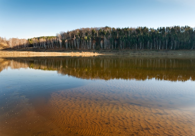 Río en día de otoño