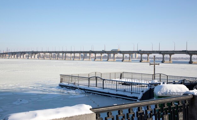 El río Dnieper está cubierto de hielo y una vista del puente sobre el río