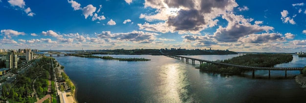 Río Dnieper en Kiev. Vista aérea de drones.